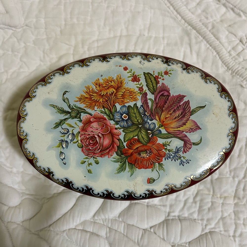 Vintage English Floral Decorative Oval Tin. No rust. Lovely! Perfect gift!